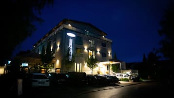 施設の正面 (日没後)