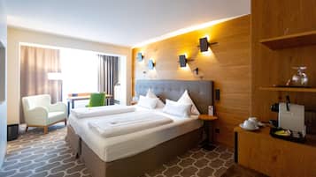 高档床上用品、办公桌、笔记本电脑工作区、遮光窗帘