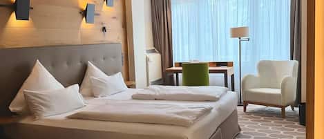 Superior-Doppelzimmer | Hochwertige Bettwaren, Schreibtisch, laptopgeeigneter Arbeitsplatz