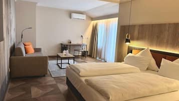 Seprai premium, meja kerja, dan ruang kerja ramah laptop