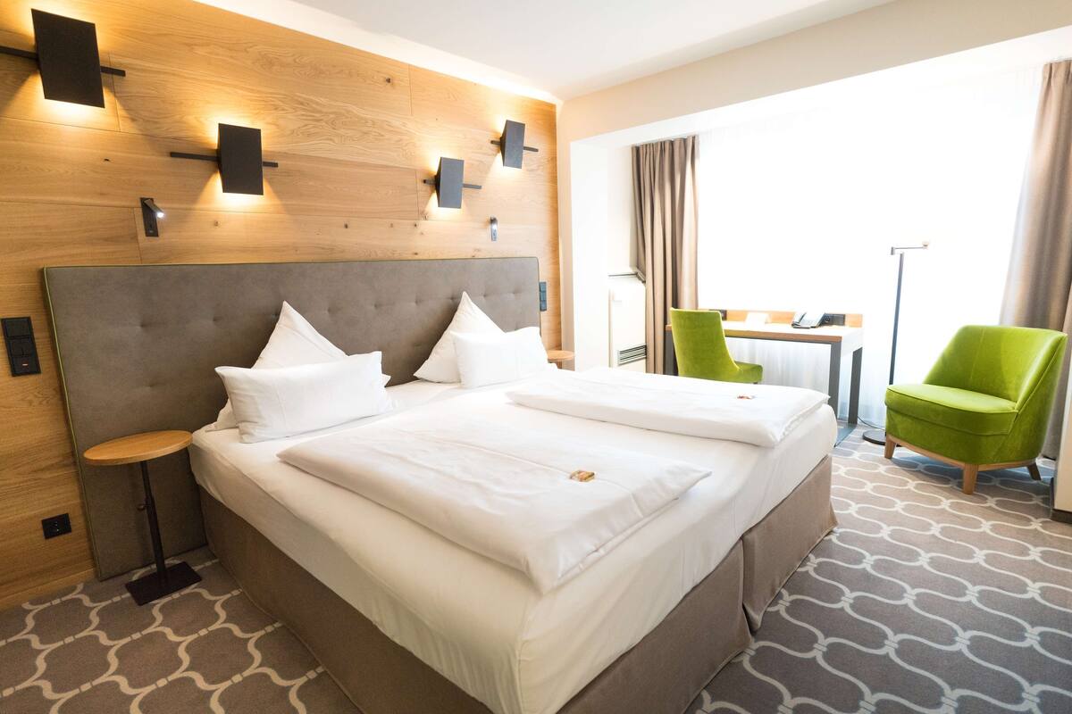 1 bedroom, premium bedding, desk, laptop workspace