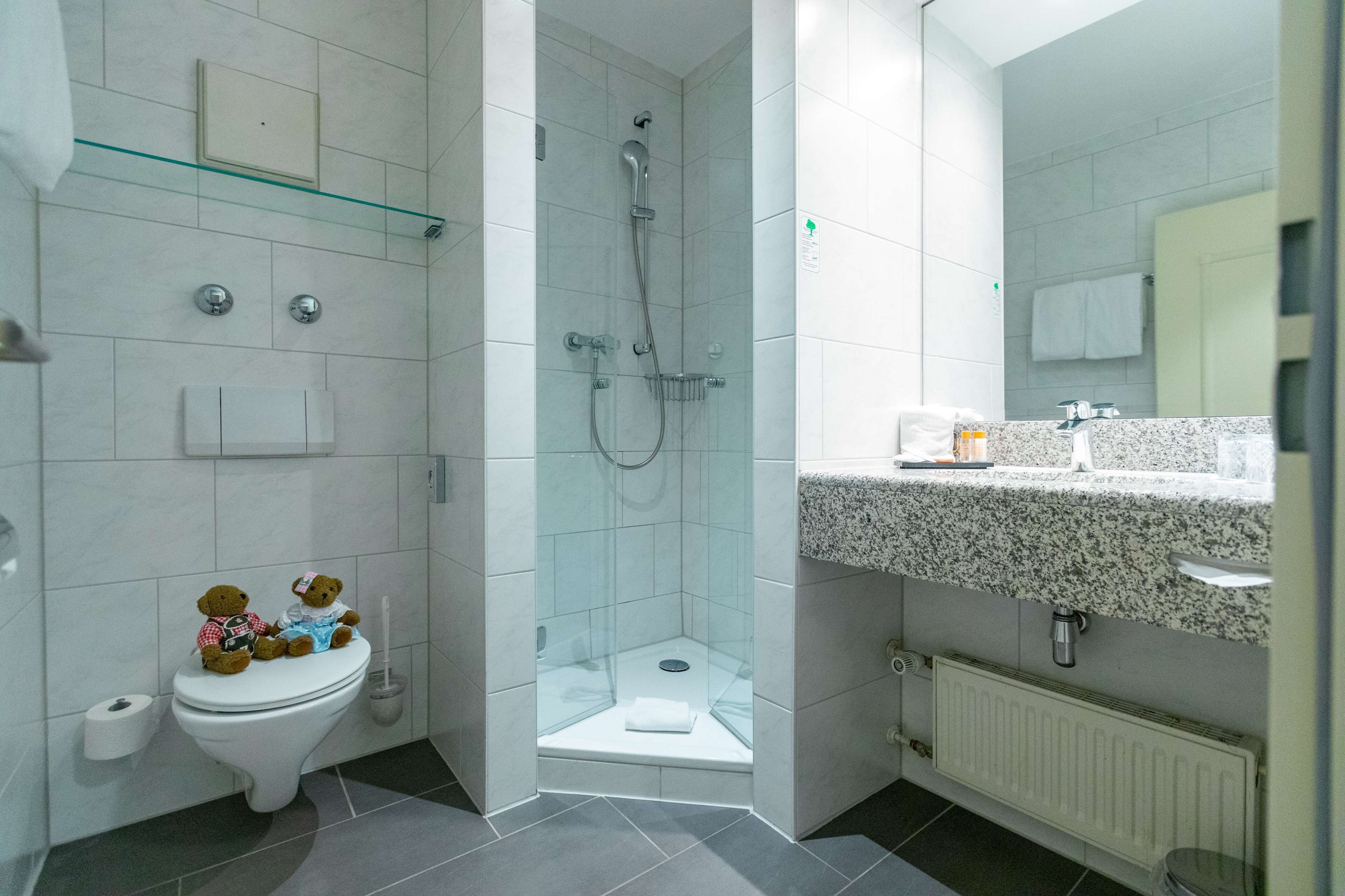 Chambre simple Standard, 1 grand lit | Salle de bain | Douche, articles de toilette (gratuits), séchoir à cheveux