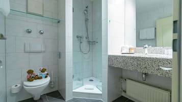 Chambre simple Standard, 1 grand lit | Salle de bain | Douche, articles de toilette (gratuits), séchoir à cheveux
