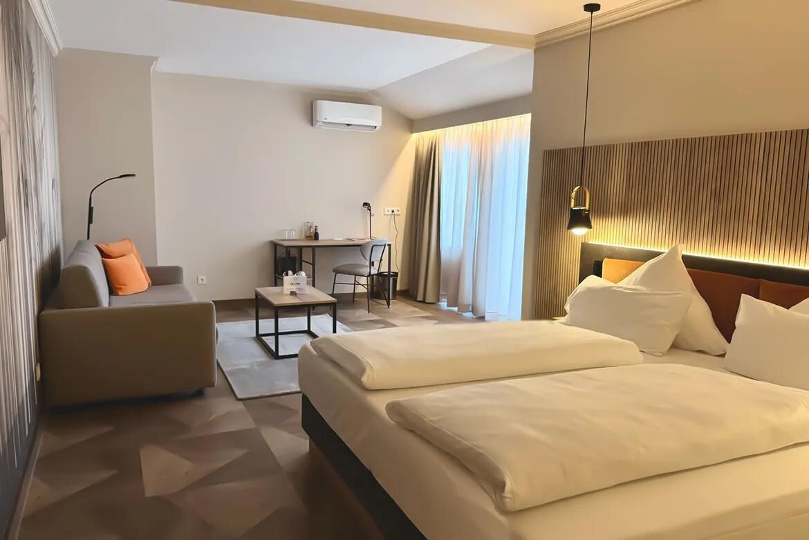 Quarto casal família | Roupas de cama premium, escrivaninha, espaço de trabalho para notebook