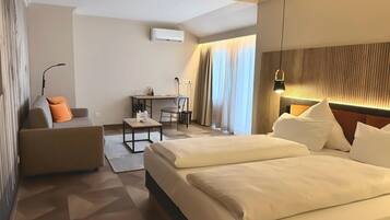 Quarto casal família | Roupas de cama premium, escrivaninha, espaço de trabalho para notebook