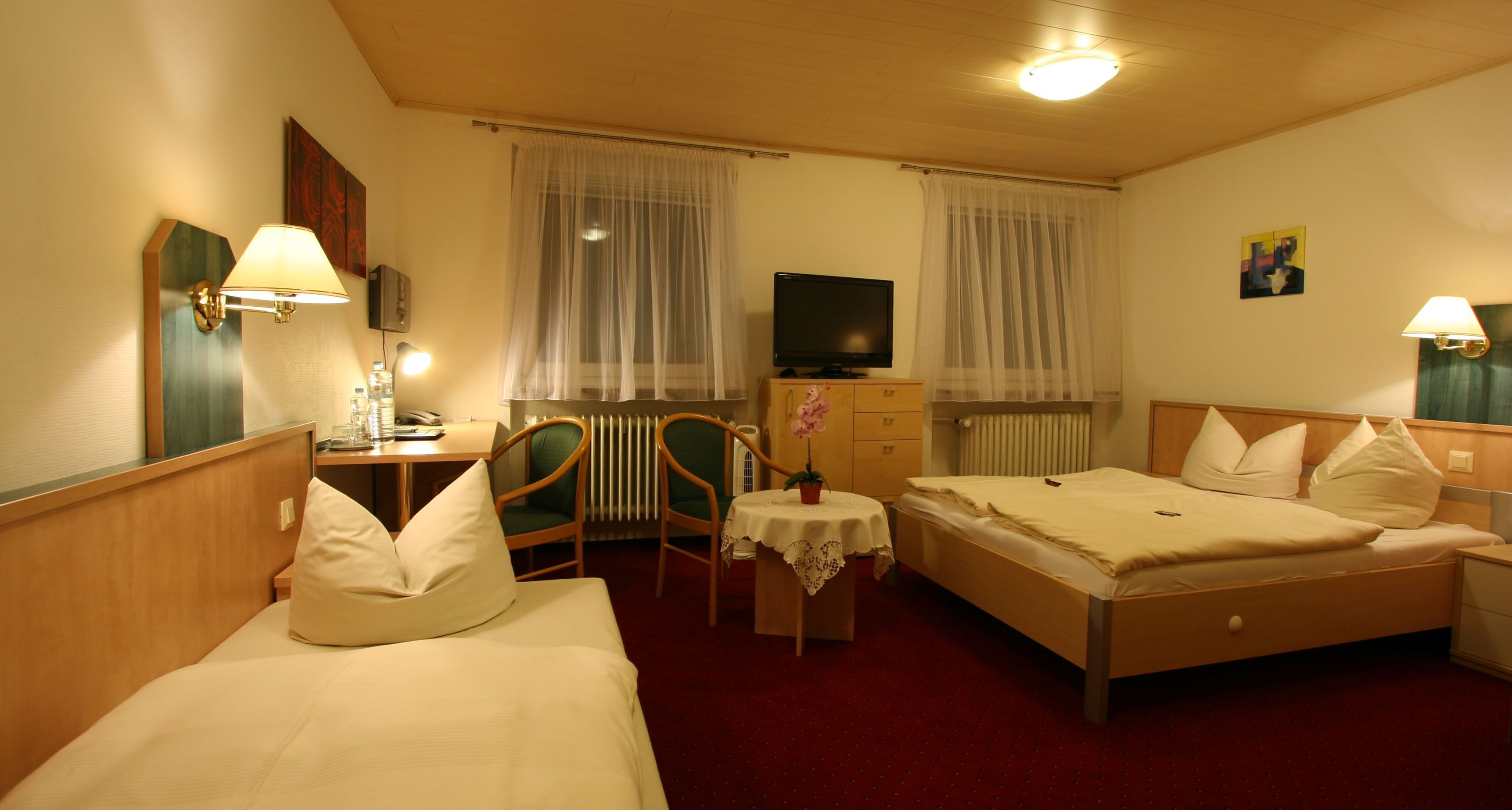 高級寢具、房內夾萬、書桌、隔音