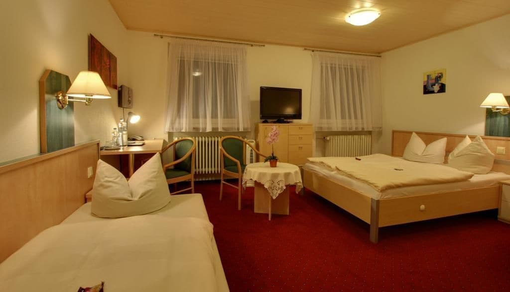 أغطية فراش متميزة وخزنة داخل الغرفة ومكتب وتجهيزات عازلة للصوت