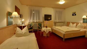 Ropa de cama de alta calidad y caja de seguridad en la habitación