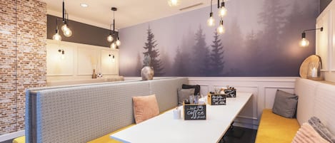 Bữa sáng buffet hàng ngày (17 EUR/mỗi người)