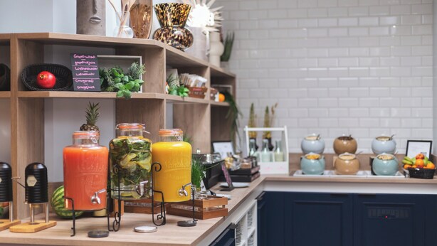Una encimera de cocina con diversos alimentos y utensilios.