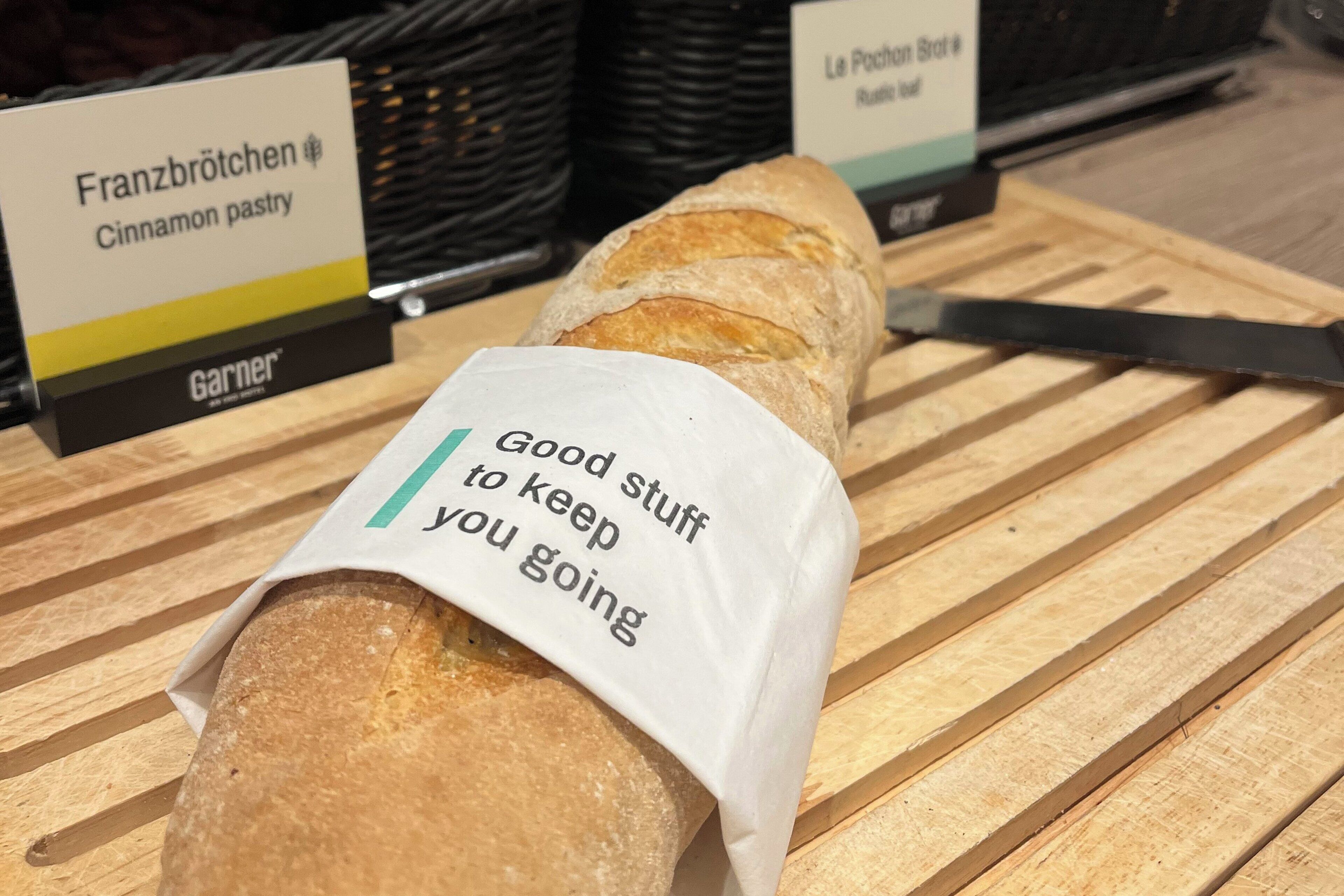 Una pagnotta con un'etichetta che riporta la scritta 'Good stuff to keep you going'.