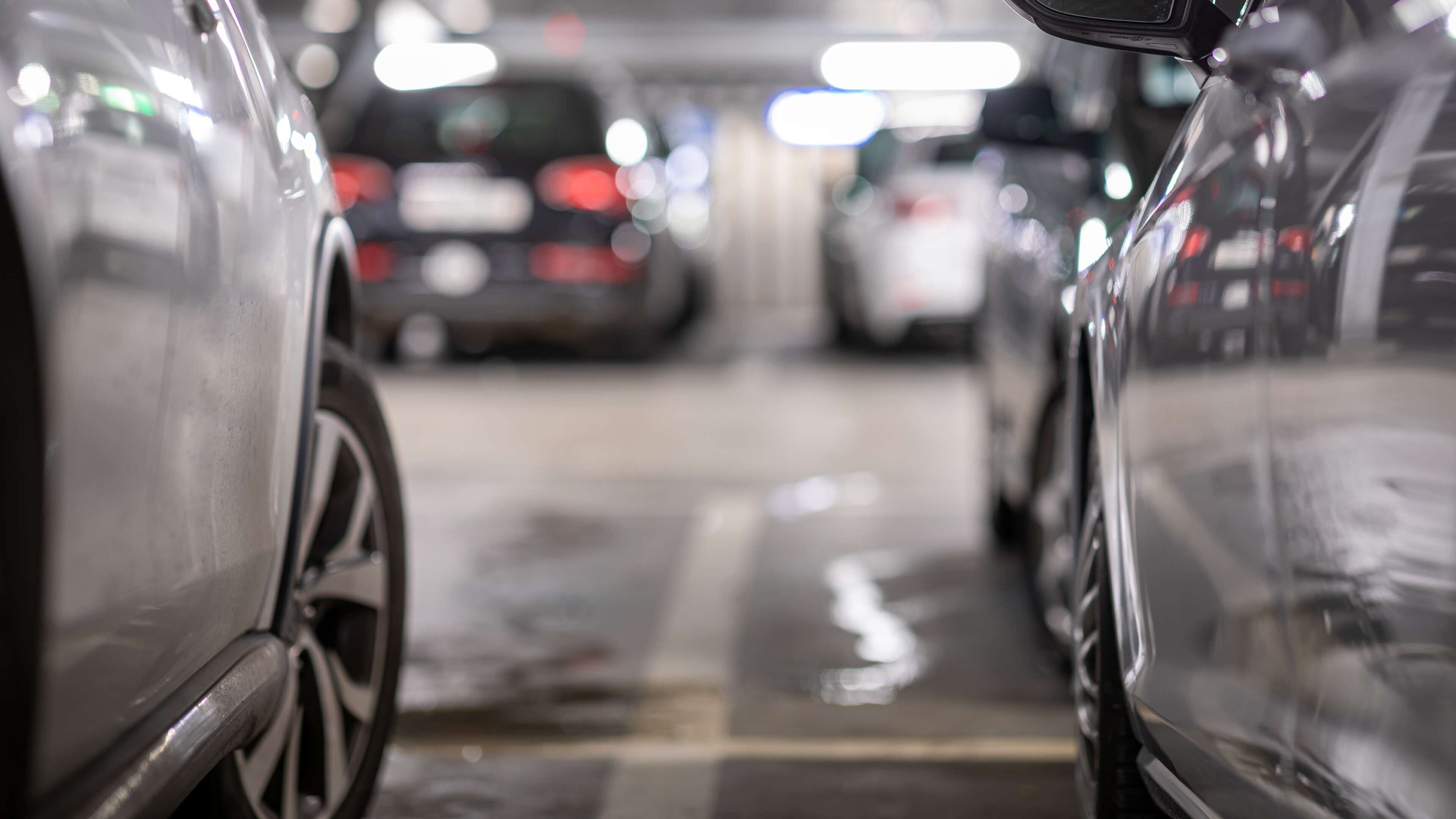 Un parking où les voitures sont rangées en rangées.