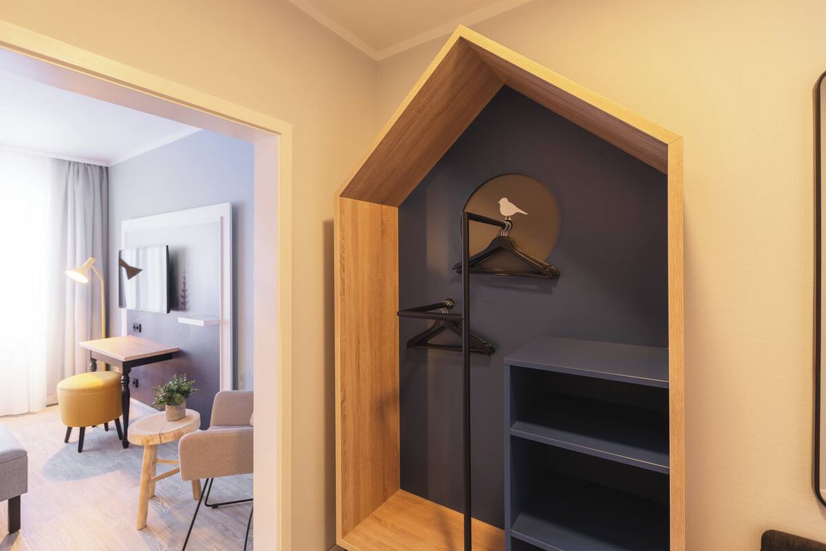 Desk, laptop workspace, soundproofing, cribs (free)
