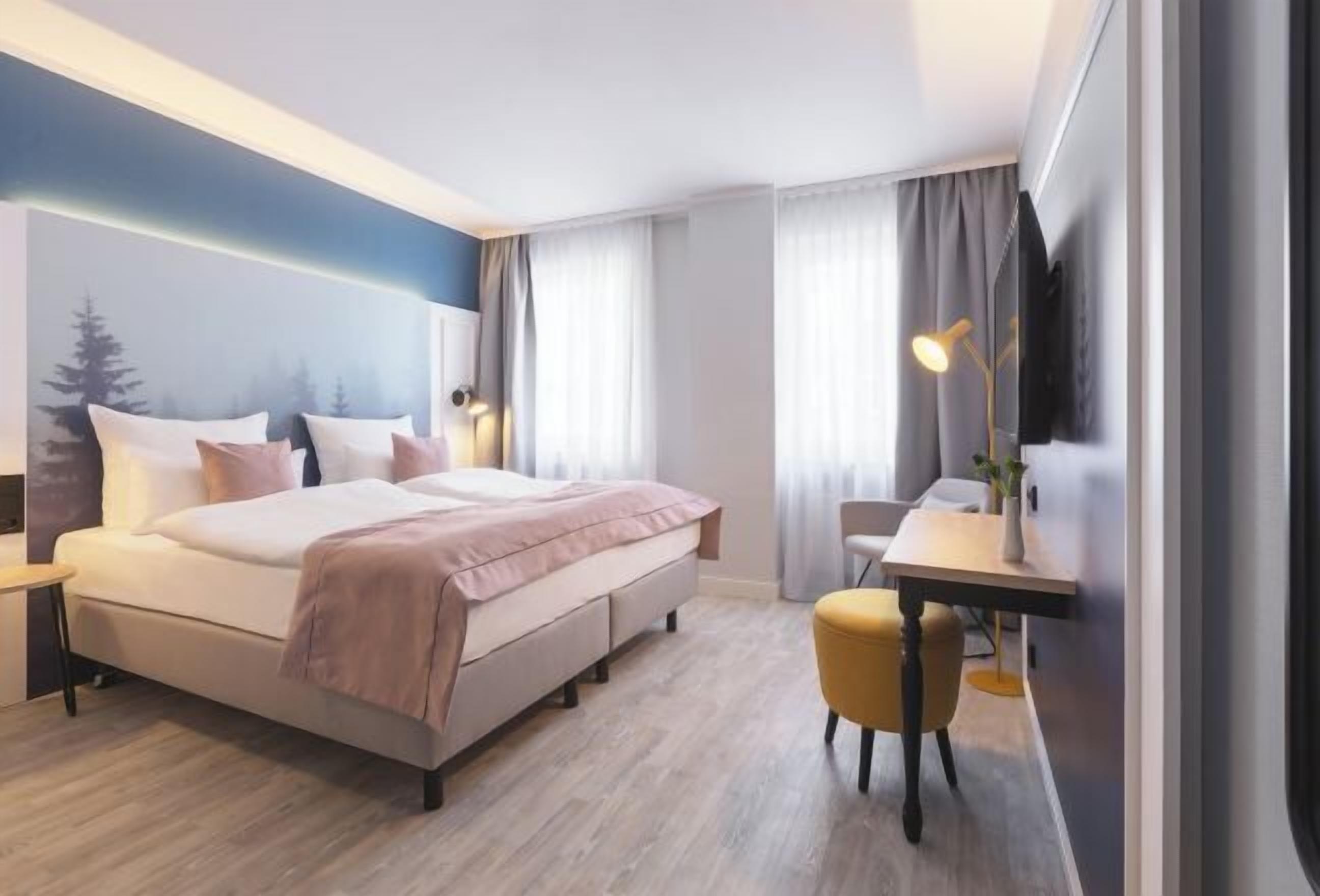 Schreibtisch, laptopgeeigneter Arbeitsplatz, schallisolierte Zimmer