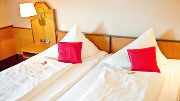 Economy-Zweibettzimmer | Zimmersafe, Schreibtisch, schallisolierte Zimmer, kostenloses WLAN