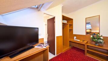 Economy-Einzelzimmer | Allergikerbettwaren, Zimmersafe, individuell dekoriert, Schreibtisch