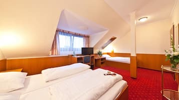 Hypo-allergenic bedding, in-room safe, individually decorated, desk