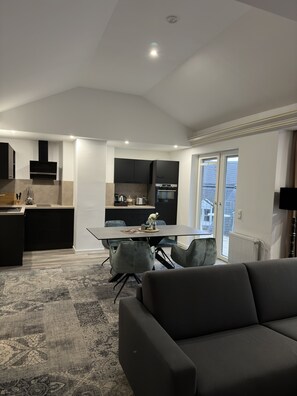 Apartamento | Zona de estar | Smart TV de 55 pulgadas con canales por cable, una televisión