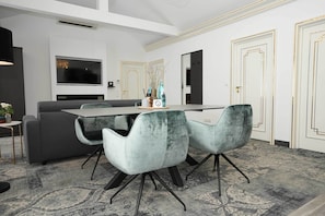 Apartment | Wohnbereich | 55-Zoll-Smart-TV mit Kabelempfang, Fernseher, Smart Speakers