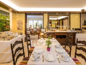 Café da manhã com buffet todos os dias (EUR 16 por pessoa) 