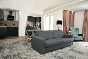 Apartment | Wohnbereich | 55-Zoll-Smart-TV mit Kabelempfang, Fernseher, Smart Speakers