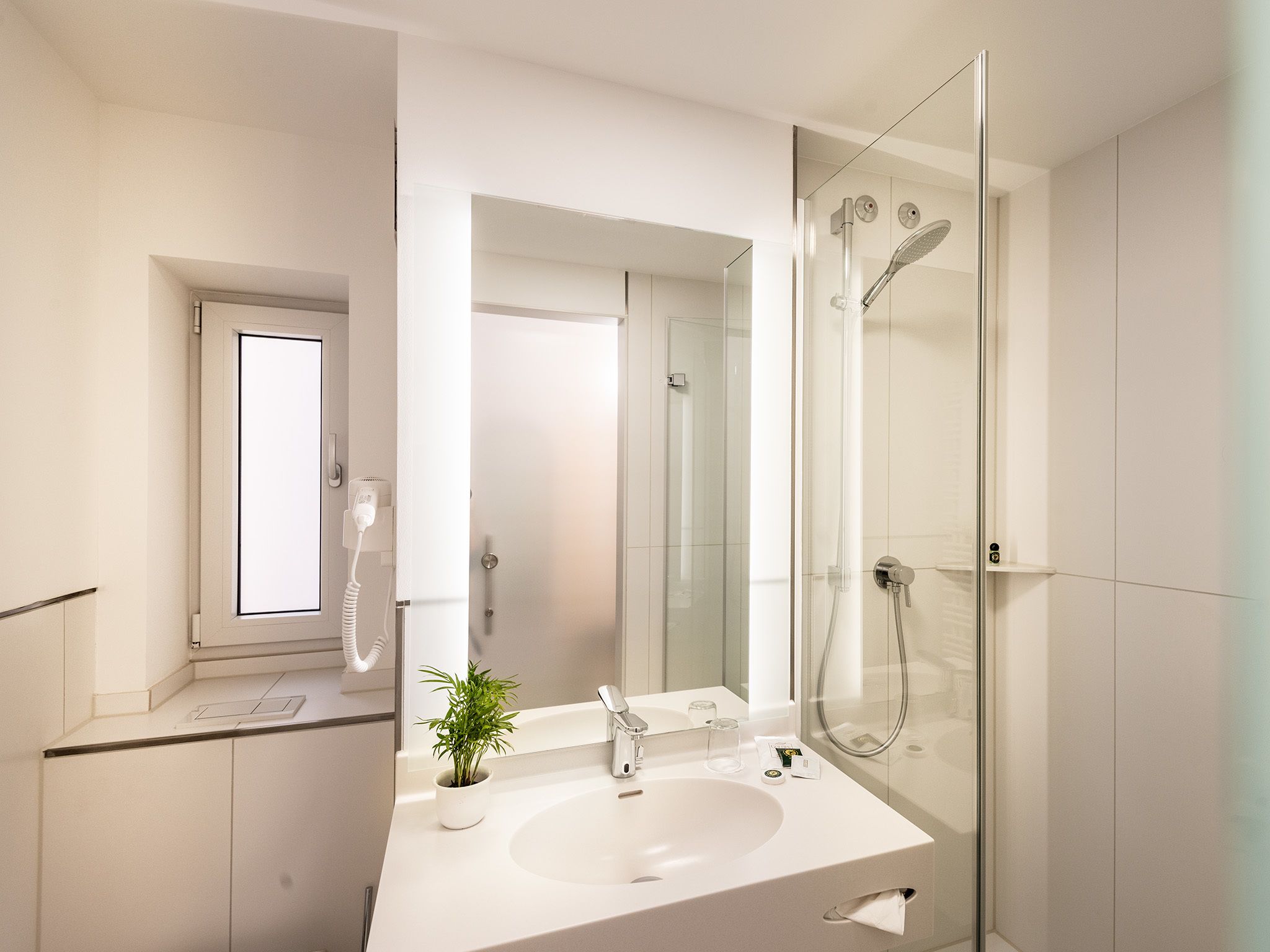 standard double room | bathroom | shower, rainfall showerhead, free toiletries, hair dryer