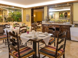 每日供應吃到飽早餐 (每人 EUR16)