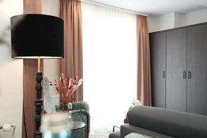 Lejlighed | Opholdsområde | 55-tommers smart-tv med kabelkanaler, tv, smarte højttalere