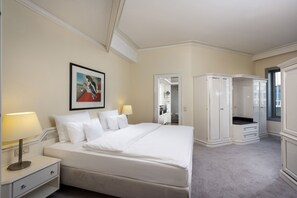 Hypo-allergenic bedding, down duvets, in-room safe, desk