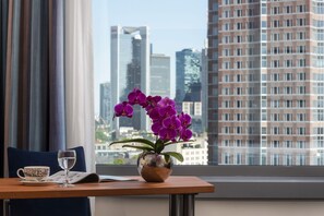 Hypo-allergenic bedding, down comforters, in-room safe, desk
