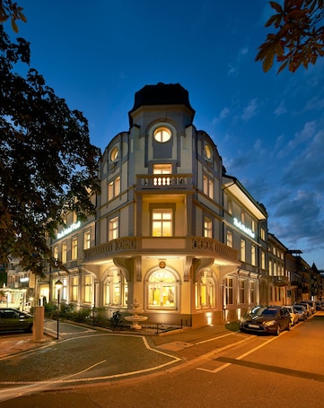 Fachada de la propiedad por la tarde o noche