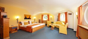 Hochwertige Bettwaren, Minibar, Zimmersafe, individuell dekoriert