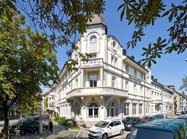 A historic building with a clock tower, ornate facade, and a sign for Park Hotel. - Park Hotel Post Freiburg (Freiburg im Breisgau)