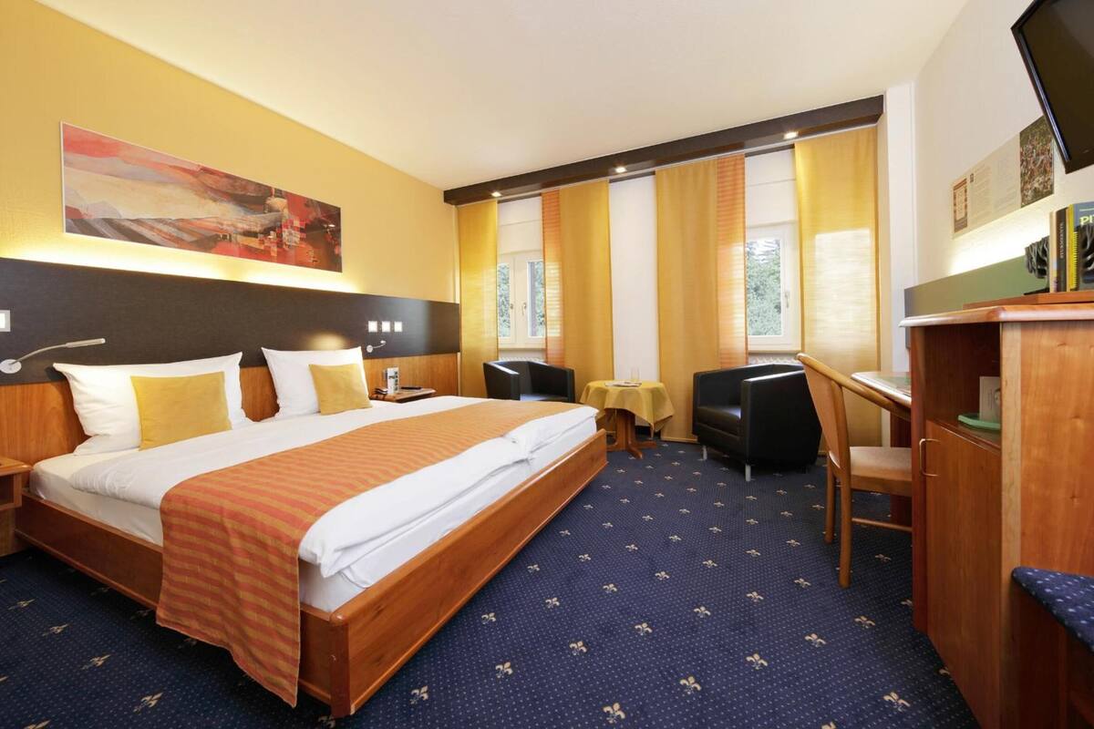 3 bedrooms, premium bedding, minibar, in-room safe