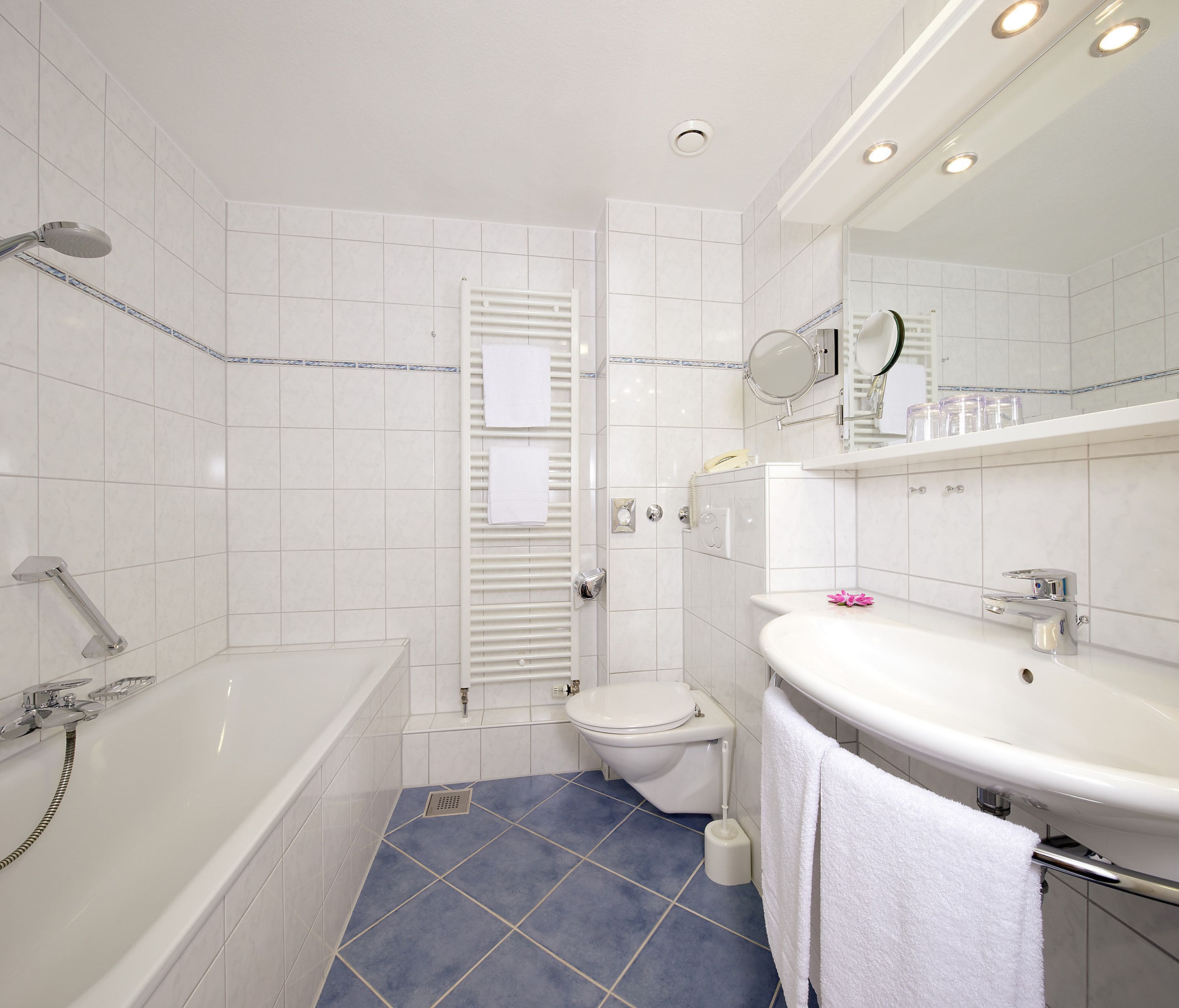 standard double room | bathroom | shower, free toiletries, hair dryer, towels