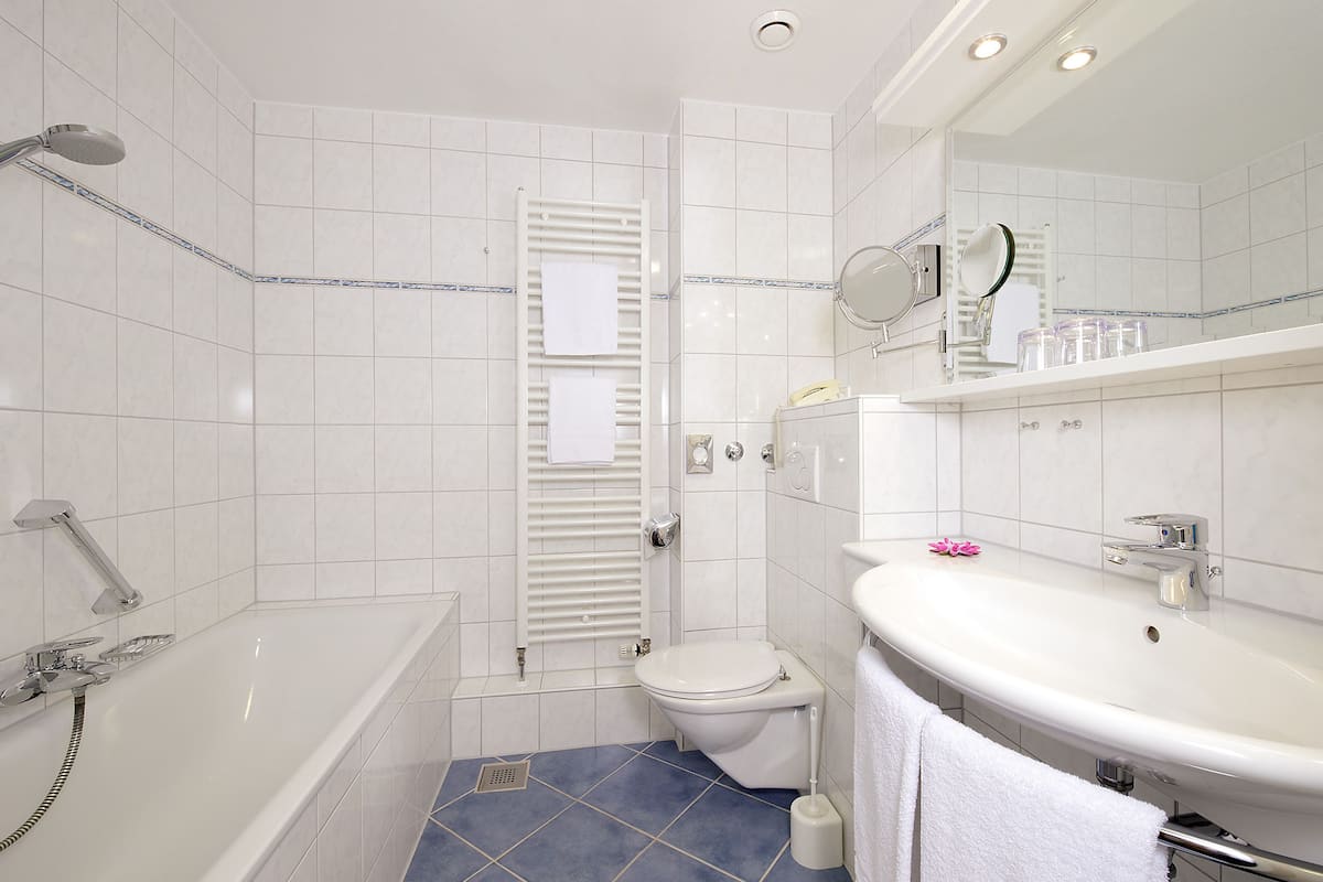 standard double room | bathroom | shower, free toiletries, hair dryer, towels