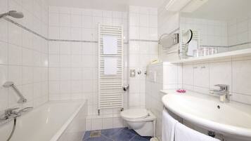 Une salle de bain moderne avec une baignoire, des toilettes et un lavabo.
