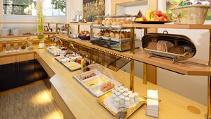 Un aparador amb diferents plats i una estació de cafè.