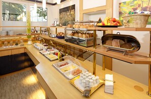 Tägliches Frühstücksbuffet (15 EUR pro Person)