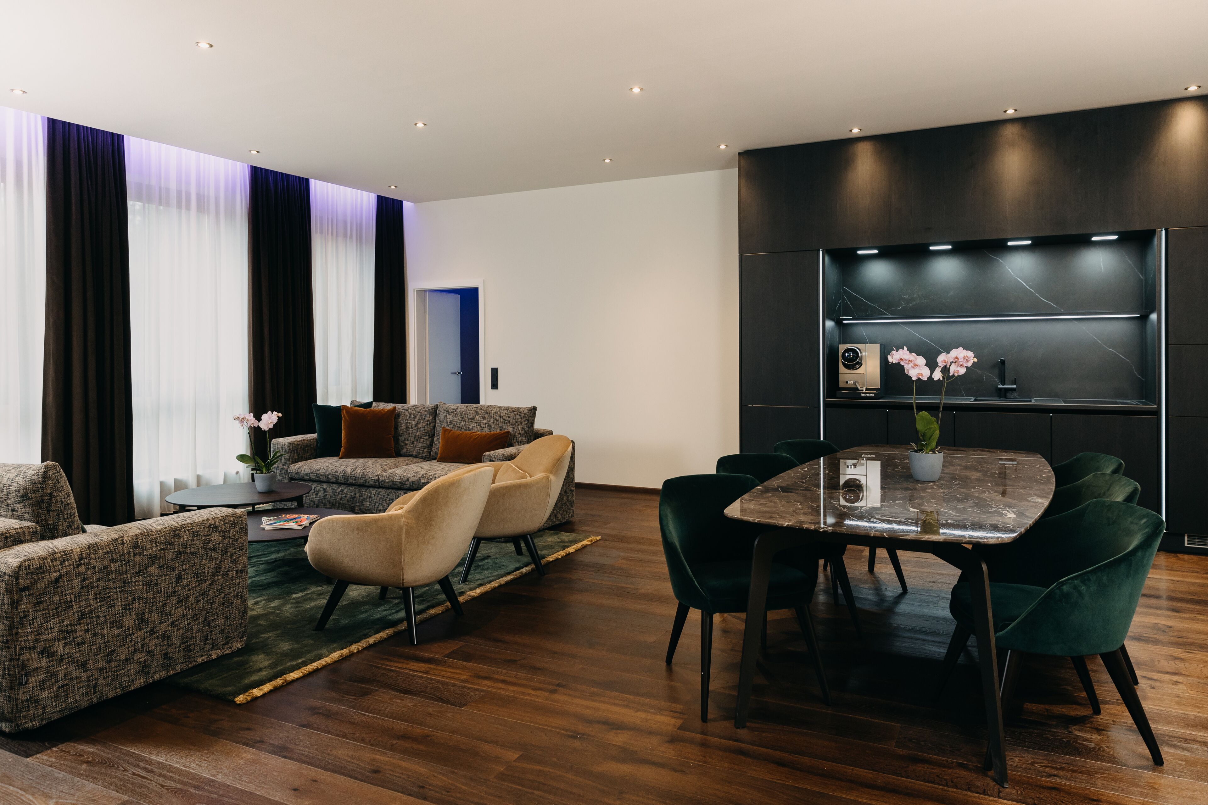 Luxury Suite Waldblick | Wohnbereich | 31-Zoll-Flachbildfernseher mit Satellitenempfang