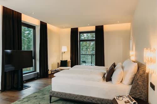 Luxury Suite Waldblick | Hypo-allergenic bedding, in-room safe, desk, laptop workspace