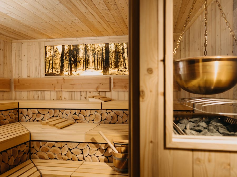Sauna, steam room, 1 treatment room, massages