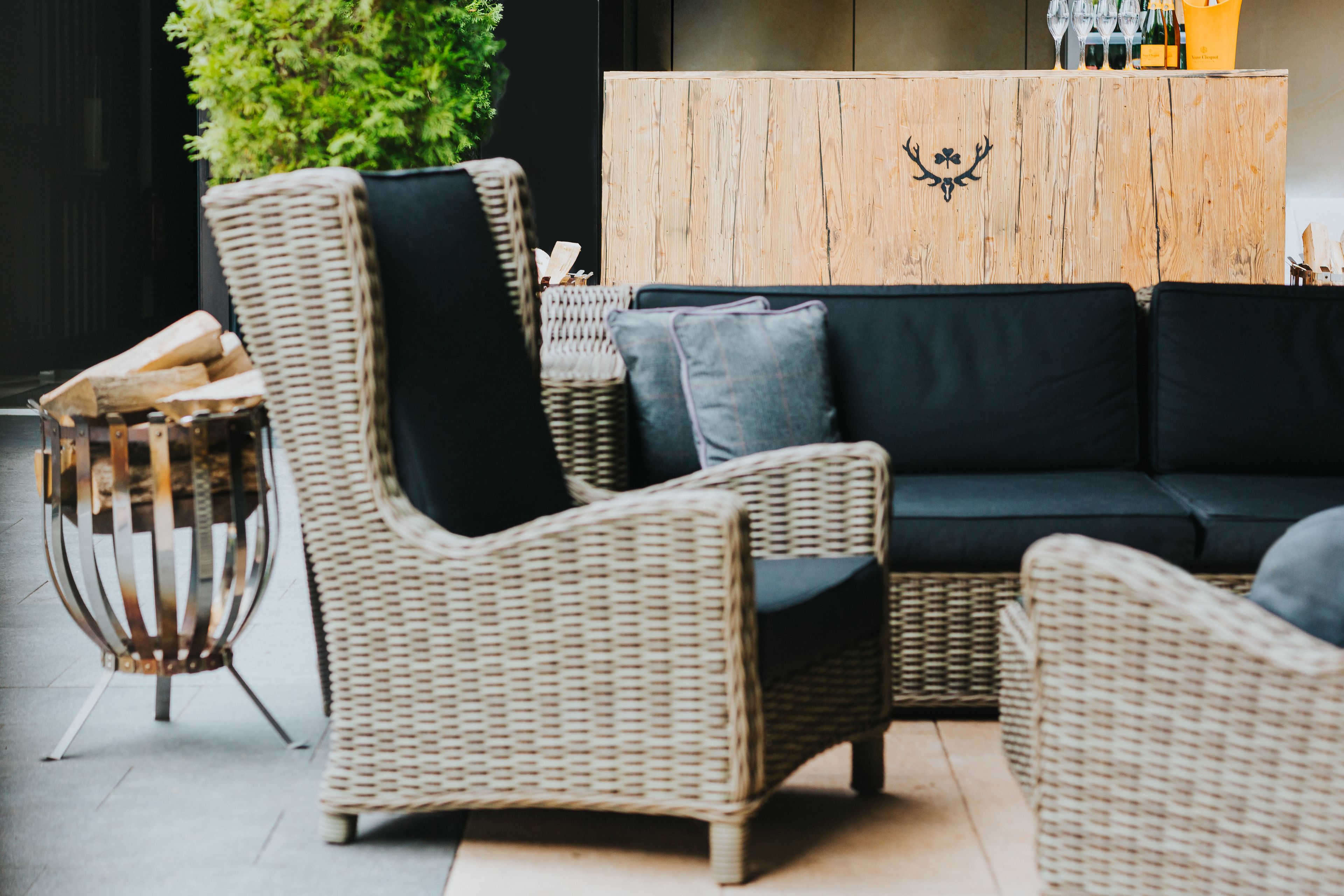 breakfast, lunch, dinner served; international cuisine