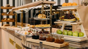Un bufé con diferentes alimentos y acompañamientos.