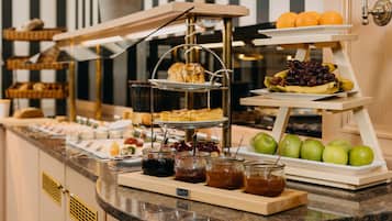 Päivittäinen buffetaamiainen (24 EUR per henkilö)