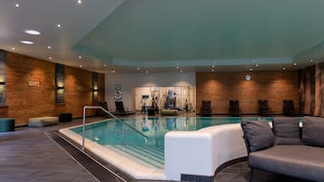 Inomhuspool med öppettider 07.00 till 22.00, och solstolar