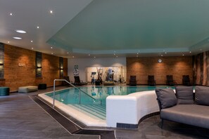 Kolam renang indoor, dengan kursi berjemur