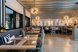 供应早餐、午餐和晚餐，国际美食