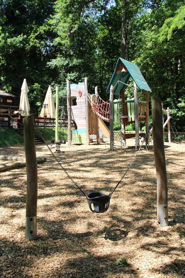 Tempat bermain anak - outdoor