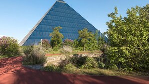 A modern building with a glass facade and a pyramid-like structure. - Excelsior Hotel Nürnberg Fürth, a member of Radisson Individuals (Fuerth)